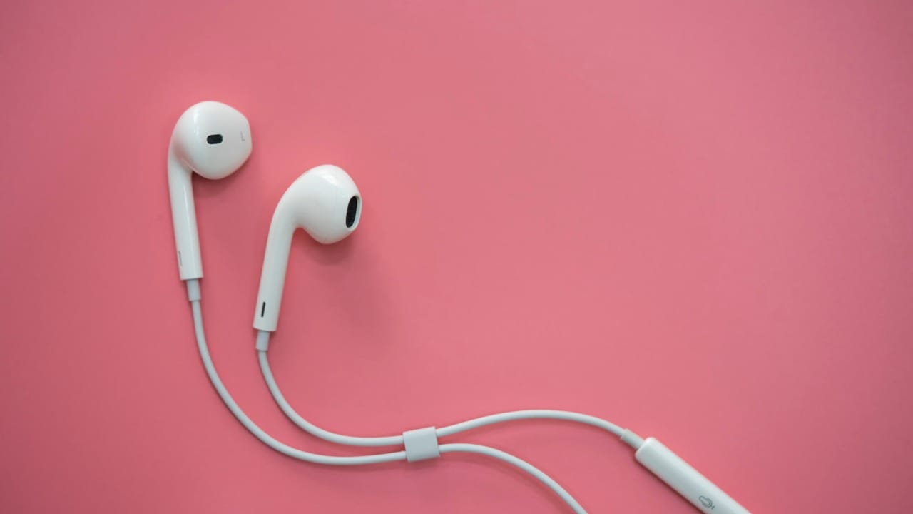 एका कापसाच्या बोळ्यावर थोडे सॅनिटायझर किंवा रबिंग अल्कोहोल घेऊन हेडफोनचा बाहेरील प्लास्टिक भाग पुसून घ्या. यामुळे त्यावरील जंतू नष्ट होतील.