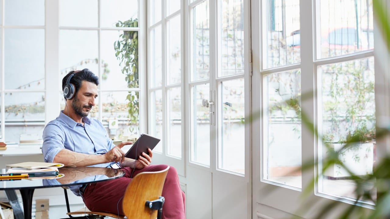 हेडफोन पुसण्यासाठी नेहमी कोरड्या आणि मऊ सुती कापडाचा वापर करा. ओलावा टाळण्यासाठी ओल्या कपड्याचा वापर करणे टाळा. हेडफोनच्या स्पीकरवरील बारीक जाळीत अडकलेला मळ काढण्यासाठी जुन्या आणि कोरड्या टूथब्रशचा वापर करा. हा ब्रशने हलक्या हाताने घासल्यास त्यातील मळ सहज बाहेर येतो.