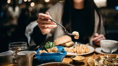 जेवणाची योग्य वेळ काय? आरोग्याला कसा फायदा होणार जाणून घ्या