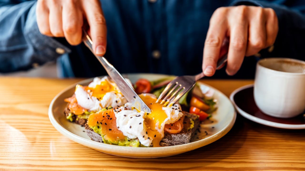 संशोधनानुसार, अतिप्रमाणात अंडी खाल्ल्याने मधुमेहाचा धोका वाढू शकतो. मधुमेही रुग्णांमध्ये हृदयाच्या समस्या निर्माण होऊ शकतात. त्यामुळे मधुमेहींनी आठवड्यातून किती अंडी खावीत, याचे प्रमाण मर्यादित ठेवावे.