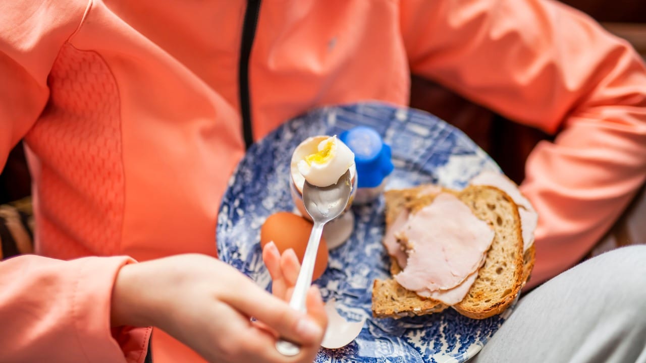 काही लोकांना अंडी खाल्ल्यानंतर त्वचेवर खाज येणे, रॅशेस उठणे किंवा उलट्या होणे असा त्रास होतो. लहान मुलांमध्ये ही ॲलर्जी अधिक प्रमाणात दिसून येते. अशा व्यक्तींनी अंड्यांचा आहारात समावेश करू नये.