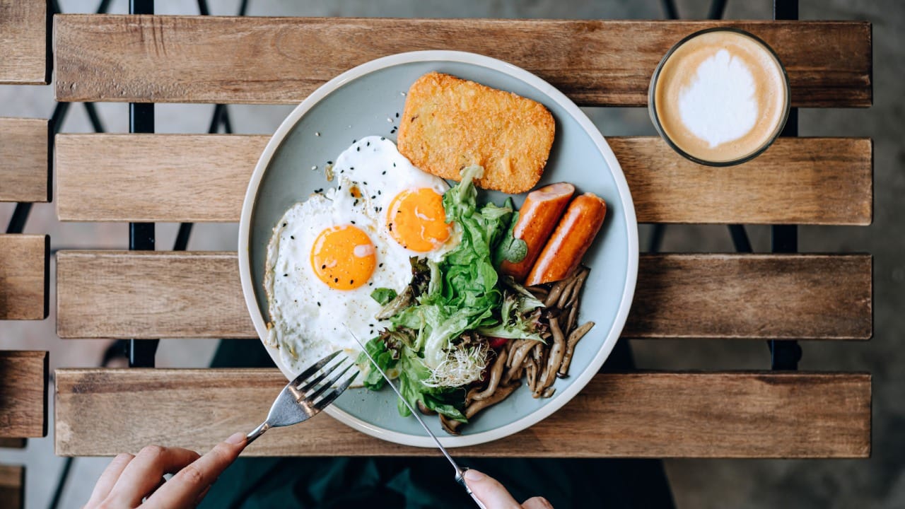 अंड्याच्या पिवळ्या बलकामध्ये (Egg Yolk) कोलेस्ट्रॉलचे प्रमाण जास्त असते. ज्यांना आधीच उच्च कोलेस्ट्रॉल किंवा हृदयाशी संबंधित समस्या आहेत, त्यांनी पिवळा बलक खाणे टाळावे. त्यांनी डॉक्टरांच्या सल्ल्याने केवळ अंड्याचा पांढरा भाग खावा.