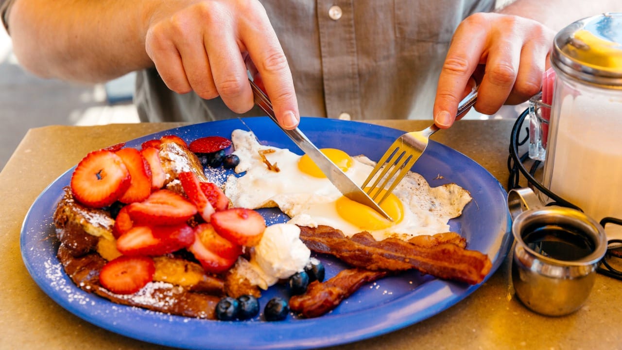 अंडी हा प्रथिनांचा एक उत्कृष्ट स्रोत मानला जातो, परंतु काही विशिष्ट आरोग्य समस्या असलेल्या लोकांसाठी अंडी खाणे त्रासदायक ठरू शकते. त्यामुळे जर तुम्हाला काही त्रास असतील तर अंडी खाताना विशेष काळजी घेणे आवश्यक आहे.