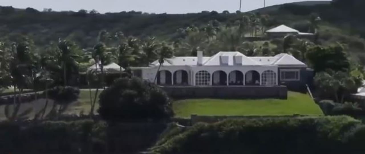 गेल्या काही दिवसांपासून जेफ्री एपस्टीन हे नाव जगभरात पुन्हा-पुन्हा चर्चेत येत आहे. जेफ्री एपस्टीन हा लैंगिक गुन्ह्यातील दोषी होता. त्याचा तुरुंगातच मृत्यू झाला होता. दरम्यान, अमेरिकेच्या न्याय विभागाकडून एपस्टीनशी संबंधित व्हिडीओ, फोटो, ऑडिओ आणि कागदपत्रे सार्वजनिक करण्यात येत आहेत.  (फोटो सौजन्य- एक्स)