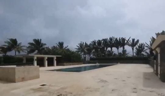 याच सर्व दस्ताऐवजांना एपस्टीन फाईल्स म्हटले जात असून या दस्तऐवजांनी खळबळ उडवून दिली आहे.  एपस्टीन फाईल्समधील समोर आलेले फोटो तसेच व्हिडीओंमुळे जगभरात खळबळ उडाली आहे. यातील काही फोटोंमध्ये एपस्टीन हा अमेरिकेचे विद्यमान राष्ट्राध्यक्ष डोनाल्ड ट्रम्प, अब्जाधीश बिल गेट्स, अमेरिकेचे माजी राष्ट्राध्यक्ष बिल क्लिंटन यांच्यासोबत दिसत आहे. 