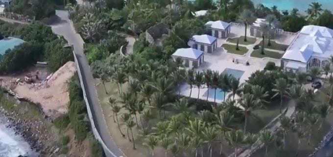 या आयलँडवरील घरात स्विमिंग सर्व सुखसोई होत्या. आलिशान घर, मखमली पलंग तसेच इतर अनेक सुविधा या आयलँडमधील घरात होत्या. एपस्टीन फाईल्समध्ये या आयलँडचे सर्व फोटो देण्यात आलेले आहेत. तसेच काही व्हिडीओदेखील उपलब्ध आहेत. (फोटो सौजन्य- एक्स)