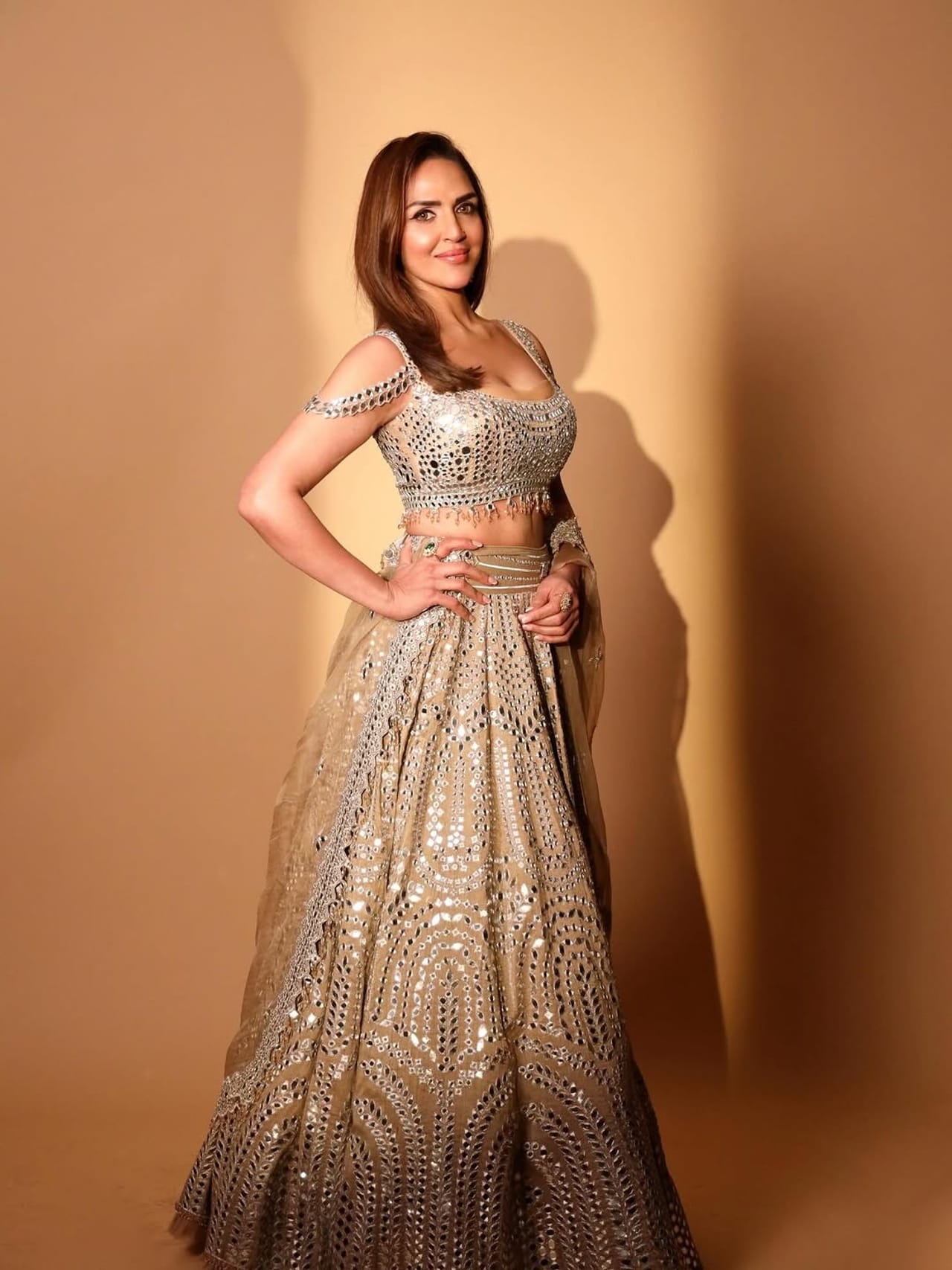 अभिनेत्री ईशा देओल हिने स्वतःचे काही फोटो पोस्ट केले आहेत. सध्या सर्वत्र फक्त आणि फक्त ईशा हिच्या खास फोटोंची चर्चा रंगली आहे. चाहत्यांना देखील अभिनेत्रीचे फोटो आवडले आहे. ईशा कायम सोशल मीडियाच्या माध्यमातून चाहत्चांना फॅशन गोल्स देत असते.