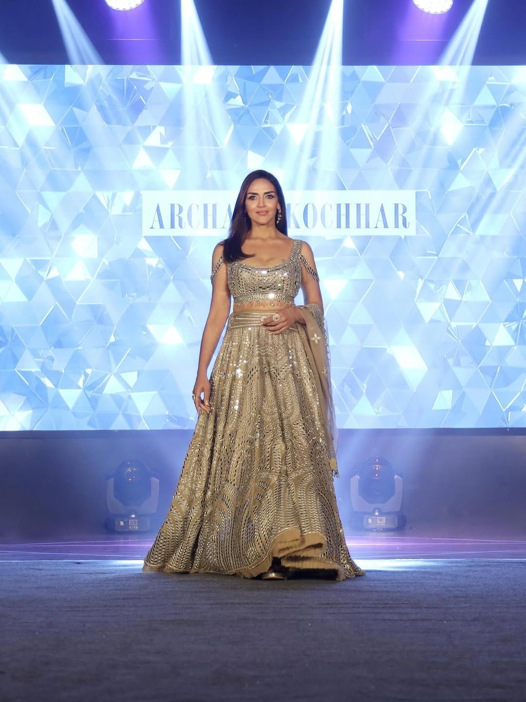 ईशा हिच्या खासगी आयुष्याबद्दल सांगायचं झालं तर, उद्योजक भरत तख्तानी याच्यासोबत लग्न झाल्यानंतर अभिनेत्री ईशा देओल हिने नव्या आयुष्याला सुरुवात केली आहे. सोशल मीडियावर देखील अभिनेत्री आता कायम सक्रिय असते.