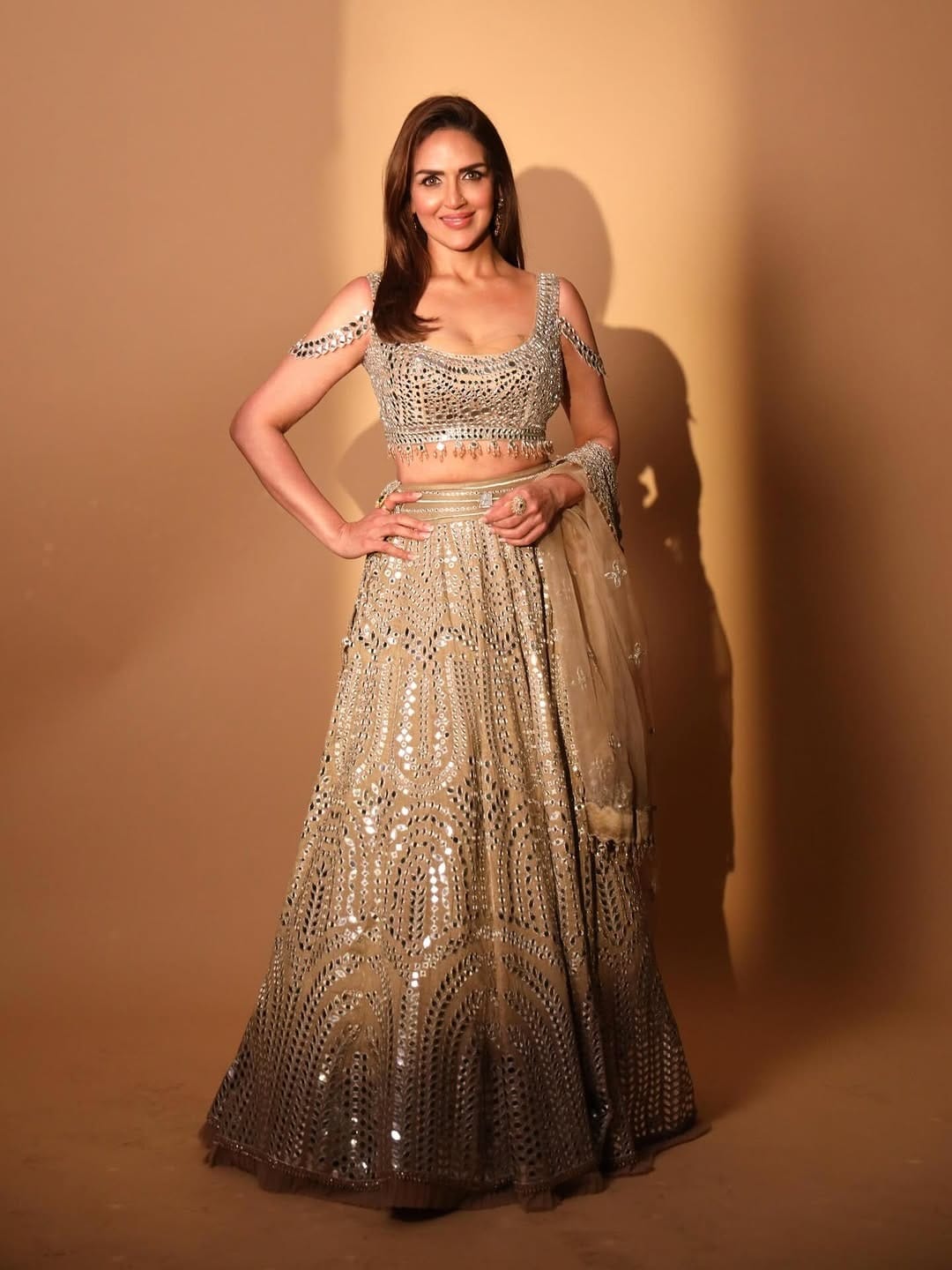 ईशा कायम सोशल मीडियावर फोटो पोस्ट करत असते. अभिनेत्रीचा ग्लॅमर पाहिल्यानंतर असं कोणाला वाटणार देखील नाही की, ईशा दोन मुलींची आई आहे. अभिनेत्री चाहत्यांना फिटनेस टिप्स देखील देत असते. 