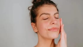 चेहऱ्यावर चमक आणण्यासाठी अधिक प्रभावी काय, साबण की फेसवॉश?.