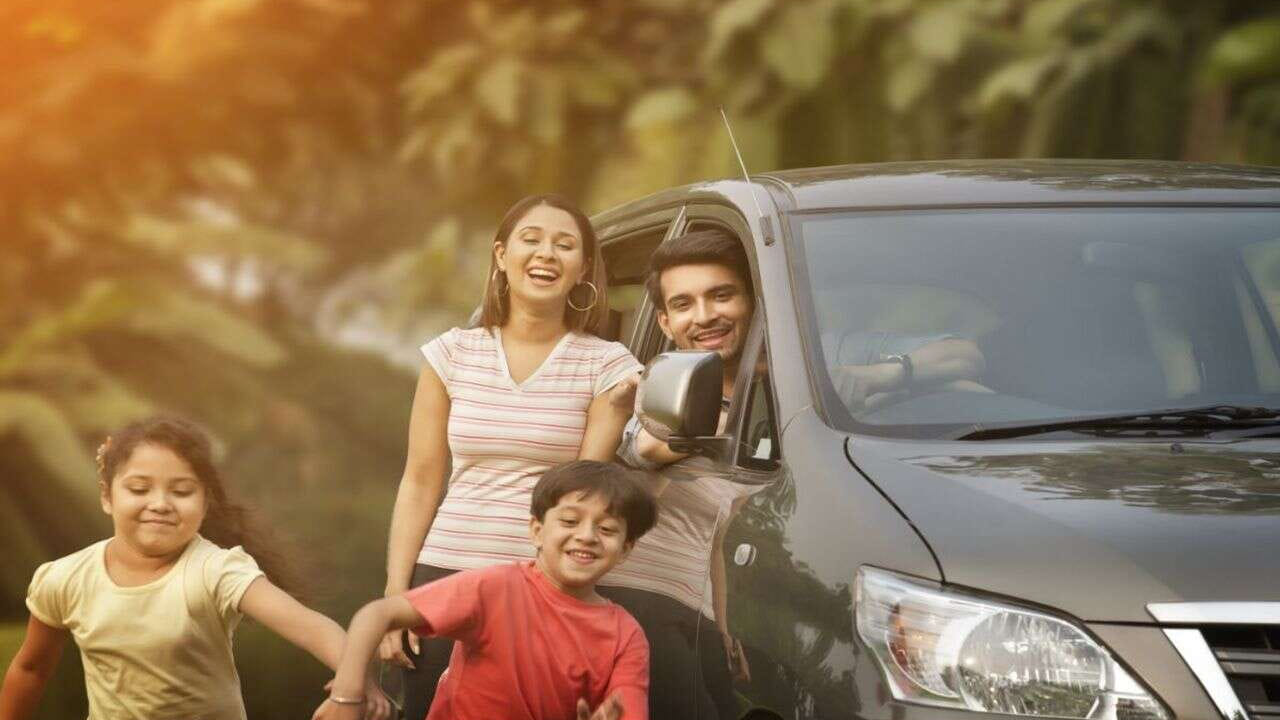 भारतात इलेक्ट्रिक वाहनांची मागणी झपाट्याने वाढत असून 2026 हे वर्ष इलेक्ट्रिक कारसाठी अत्यंत महत्त्वाचे ठरणार आहे. अनेक मोठ्या ऑटो कंपन्या 20 लाखांपेक्षा कमी किंमतीत नवीन इलेक्ट्रिक कार्स लॉन्च करण्याच्या तयारीत आहेत. 