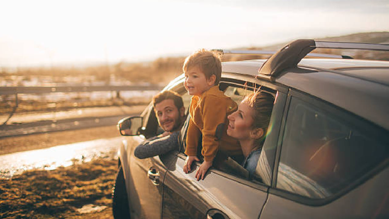 विशेष म्हणजे मारुती सुझुकी आणि टोयोटा यांसारख्या दिग्गज कंपन्याही याच काळात भारतीय बाजारात आपल्या पहिल्या इलेक्ट्रिक कार सादर करणार आहेत. चला तर जाणून घेऊया 2026 मध्ये धुमाकूळ घालू शकणाऱ्या टॉप 5 इलेक्ट्रिक कार्सबद्दल.