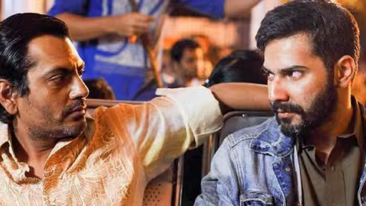 चित्रपटात नवाजुद्दीन सिद्दीकीने खलनायकाची भूमिका साकारली असली तरी नायकाच्या भूमिकेत असलेल्या वरुण धवनने साकारलेला ‘राघव पुरोहित’ची भूमिका इतकी तीव्र आणि धोकादायक भासते की अनेक प्रसंगी तोच अधिक भयावह वाटतो.