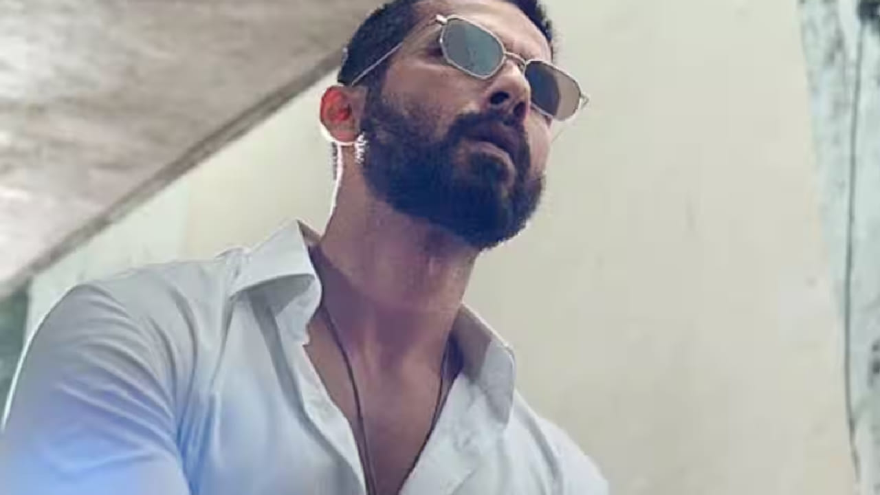 आम्ही ज्या चित्रपटाबद्दल बोलत आहोत त्या चित्रपटाचे नाव 'देवा' आहे. या चित्रपटाकडून प्रेक्षकांना आणि निर्मात्यांना मोठ्या अपेक्षा होत्या. मात्र, रिलीज होताच हा चित्रपट बॉक्स ऑफिसवर सपशेल आपटला आणि अपेक्षांवर पूर्णपणे पाणी फेरलं.