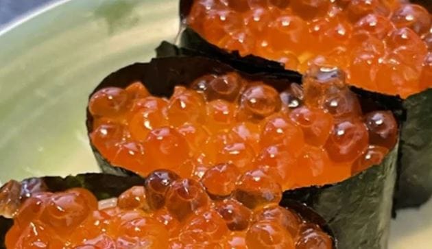 या माशाचे नाव बेलुगा स्टर्जन असे आहे. या माशाच्या अड्यांची किंमत खूपच आहे. या अंड्यापासून अल्मास नावाचा खाद्यपदार्थ तयार केला जातो. हा खाद्यपदार्थ खूपच महाग विकला जातो. आकड्यातच सांगायचे झाल्यास बेलुगा स्टर्जन या माशाचे अंडे 25 ते 30 लाख रुपये किलोने विकले जातात. 