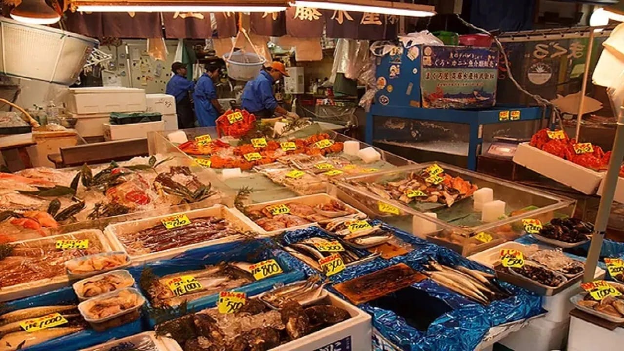 जगभरात मासे खाणाऱ्यांची संख्या फार मोठी आहे. अनेक प्रकारच्या माशांची चव चाखण्यासाठी खवय्ये उत्सुक असतात. शिवाय कोणत्या बाजारात सर्वात जास्त माशांचे प्रकार आहेत आणि कोणतं फिश मार्केट सर्वात जास्त मोठं आहे... अशी चर्चा देखील कायम मासे प्रेमींमध्ये रंगलेली असते... 