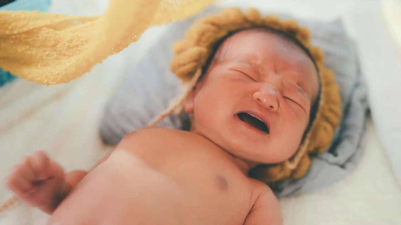 या अचानक बदलाला लहान मुलाचं शरीर लागलीच प्रतिक्रिया देतं. ही प्रतिक्रिया रडण्यातून समोर येते. हे लहान मुलाच्या जिवंतपणाचं एक लक्षणं ही असतं. त्याचं शरीर हे नव्या वातावरणाशी समतोल साधण्याचे रडणे हा एक संकेत असतो.