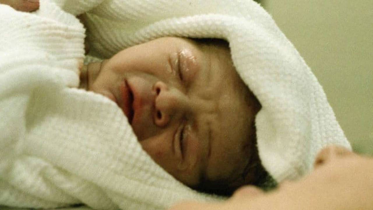 लहान मुलं आईच्या पोटातून बाहेर येताच स्वतः श्वास घेतात. या काळात मुलं हे जोरानं श्वास आत घेतं आणि बाहेर सोडतं. त्यावेळी त्याची फुफ्फुसं रुंदावतात. त्यातील तरळ पदार्थ बाहेर येतो. ही प्रक्रिया त्याला स्वतंत्रपणे श्वास घेण्यास सक्षम करते.