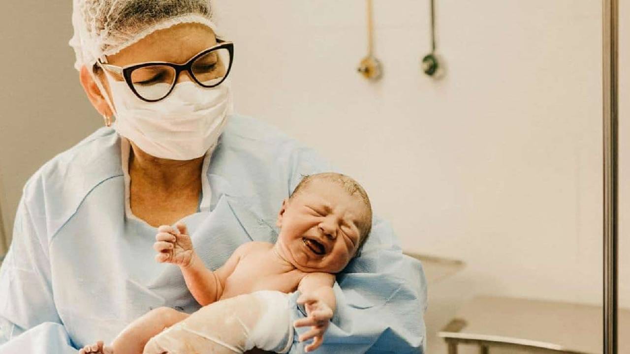 मुलं जेव्हा आईच्या गर्भातून बाहेर येतं, तेव्हा ते नवीन जगात पाऊल ठेवतं. गर्भाच्या आतील तापमान स्थिर असतं. थोडासा प्रकाश आणि आवाजही कमी असतो. पण बाहेर येताच प्रखर प्रकाश, बाहेरील थंड-उष्ण वातावरण आणि गोंगाट असतो. कानावर विविध आवाज आदळतात.