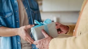 महिलेला मिळालं पार्सल, उघडताच प्रचंड घाबरली, अख्ख्या कॉलनीला फुटला घाम.