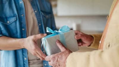 महिलेला मिळालं पार्सल, उघडताच प्रचंड घाबरली, अख्ख्या कॉलनीला फुटला घाम, पोलिसही हादरले