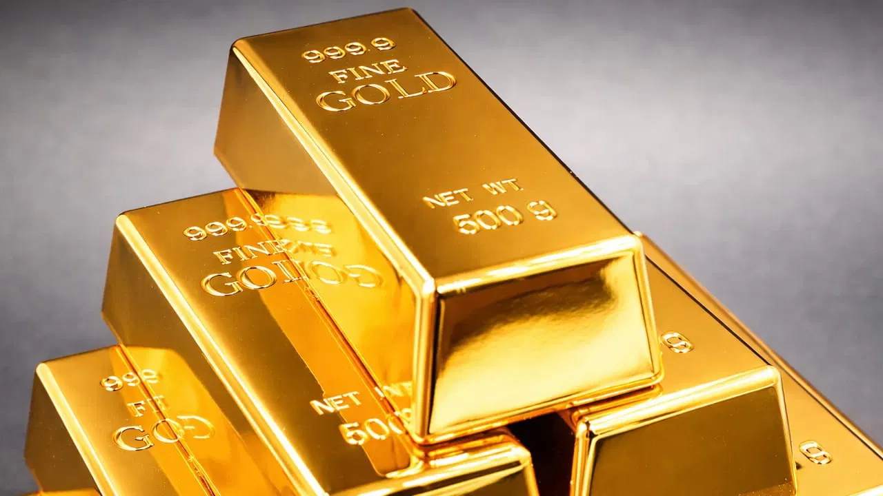 आज सोन्याच्या दरात तब्बल 9 हजार 800 रुपये तर चांदीच्या दरात तब्बल 53 हजार रुपयांची घसरण झाली आहे. ही घसरण आजवरची सर्वात मोठी घसरण समजली जात आहे.