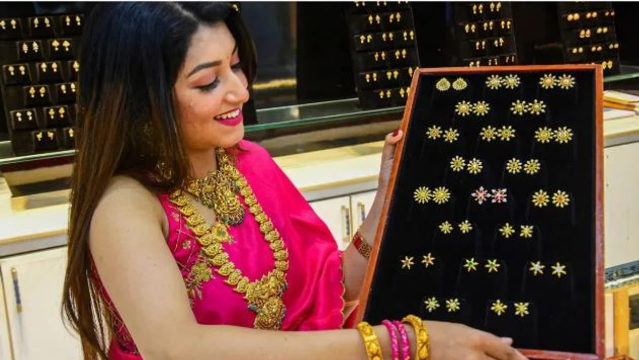 जागतिक पातळीवरील अस्थिरता आणि देशांतर्गत बाजारात होणारे चढउतार यामुळे आज पुन्हा एकदा सोन्याचा भाव वाढला आहे. अमेरिकन सर्वोच्च न्यायालयाने टॅरिफसंदर्भात दिलेल्या निर्णयामुळे तर ही अस्थिरता जास्तच वाढली आहे.