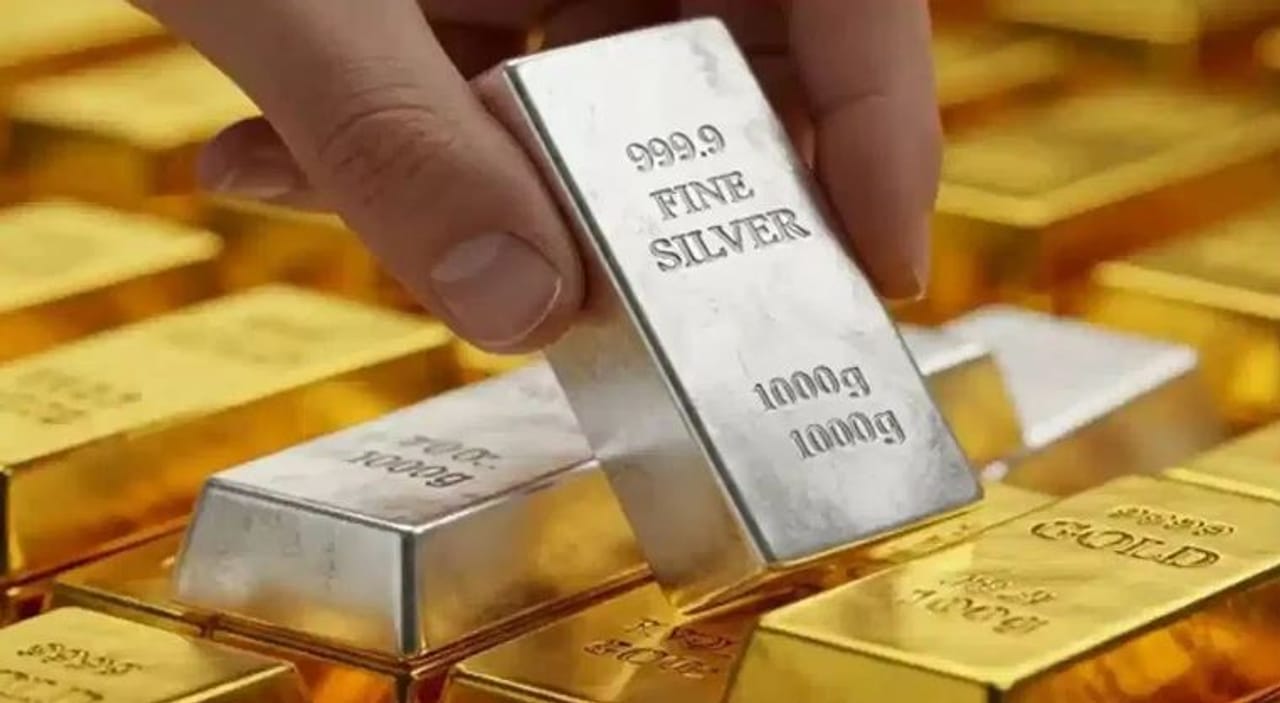 गेल्या काही दिवसांपासून सोने आणि चांदीच्या भावात मोठा चढउतार पाहायला मिळतो आहे. सोनं कधी क्षणात महाग होत आहे. तर कधी क्षणात सोन्याचा  भाव घसरतो आहे. सध्या इराण आणि इस्रायल यांच्यात युद्धाला सुरुवात झाली आहे. त्यामुळे मोठी अस्थिरता निर्माण झाली आहे. 