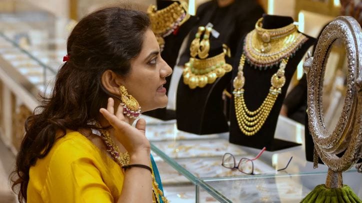 याचाच परिणाम म्हणून सोने आणि चांदीचा भावदेखील कधी वाढताना पाहायला मिळतोय तर कधी सोन्याचा भाव क्षणात घसरत असल्याचे पाहायला मिळत आहे. आज पुन्हा आकदा हा सोने आणि चांदीचा भाव वाढला आहे. ना भाव पाहून सामान्यांची चिंता वाढली आहे. 