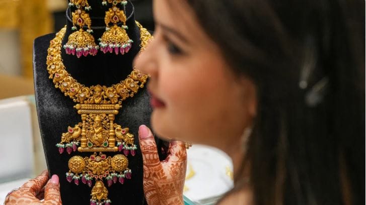 सोने आणि चांदीच्या भावात 26 जानेवारी रोजी मोठी घसरण झालेली पहायला मिळाले. गुरुवासी चांदीचा भाव तब्बल 7400 रुपयांनी कमी झाला आहे. त्यानंतर आता एक किलो चांदीची किंमत 2 लाख 70 हजार रुपये झाली आहे.