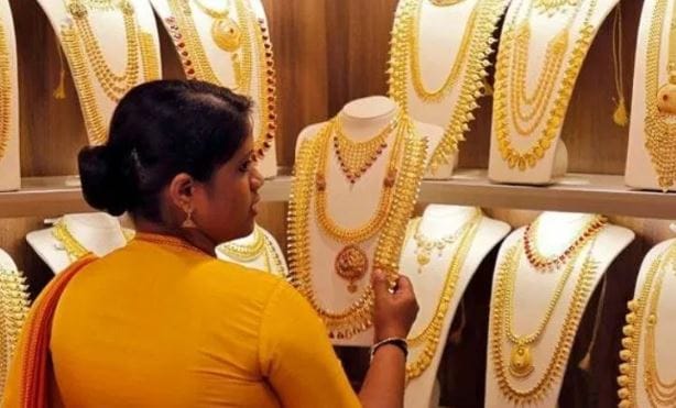 इराण आणि इस्रायल हे दोन्ही देश एकमेकांवर हल्ले करत आहेत. क्षेपणास्त्र डागत आहेत. त्यामुळेच आंतरराष्ट्रीय बाजारात मोठी अस्थिरता निर्माण झाली आहे. त्यामुळे एकाच दिवसात भारतात सोन्याचा भाव साधारण 9000 रुपयांनी वाढला आहे. 