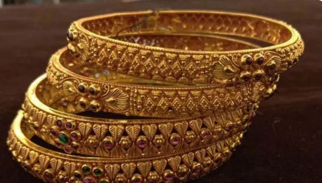 22 कॅरेट सोन्याचा भाव 1,42,040 रुपये तर 18 कॅरेट सोन्याचा भाव 1,16,300 रुपये प्रति 10 ग्रॅम होता. शनिवारी आणि रविवारी बाजार बंद असतो. त्यामुळे हाच दर असेल. परंतु गुडरिटर्न्सनुसार 24 कॅरेट सोन्याचा भाव 1,57,520 रुपये प्रति 10 ग्रॅमपर्यंत वाढला आहे. 