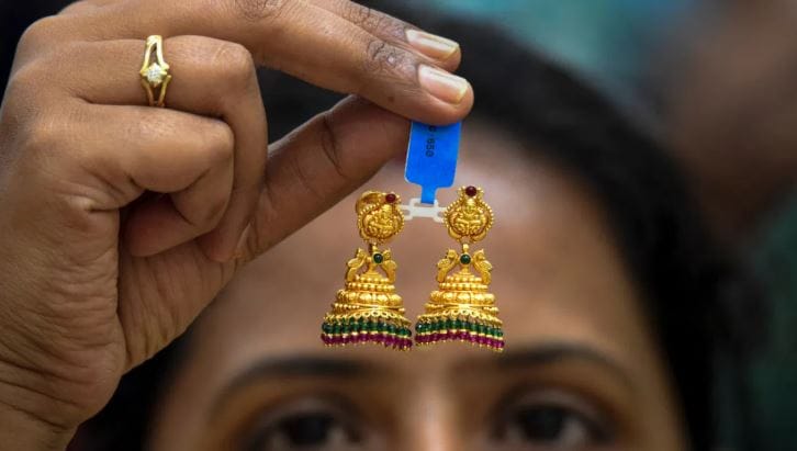 सुवर्णनगरी म्हणून ओळख असलेल्या जळगावच्या सराफा बाजारात सोने आणि चांदीच्या दरात वाढ झाली आहे. सोन्याचा भाव एकूण 800 रुपयांनी वाढला आहे. या भाववाढीसह आता सोन्याचा दर जीएसटीसह 1 लाख 64 जात 594 रुपयांवर गेला आहे. तर चांदीच्या दरात तब्बल 2 हजार रुपयांची वाढ झाली आहे. 