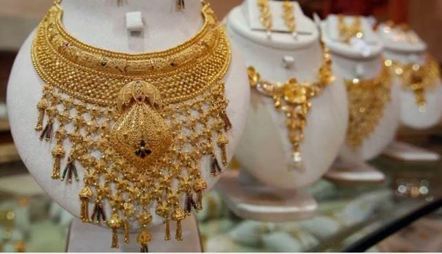 याआधी चांदीचा अगोदरचा भाव 2,77,900 रुपये प्रति किलो होता. चांदीप्रमाणेच सोन्याचा भावदेखील घसरला आहे. आता 24 कॅरेट सोन्याचा भाव 1,300 रुपयांनी घसरून थेट 1,62,900 रुपये प्रति 10 ग्रॅमवर (सर्व कर मिळून) पोहोचला आहे.