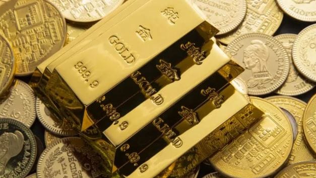 सोन्यासोबतच चांदीच्या भावातही वाढ होताना पाहायला मिळत आहे. दिल्लीमध्ये चांदीचा भाव 2,64,000 रुपये प्रति किलोपर्यंत वाढला आहे. MCX च्या वायदा बाजारानुसार सोन्याचा भाव 2,52,042 रुपये प्रति किलोवर पोहोचला आहे. 