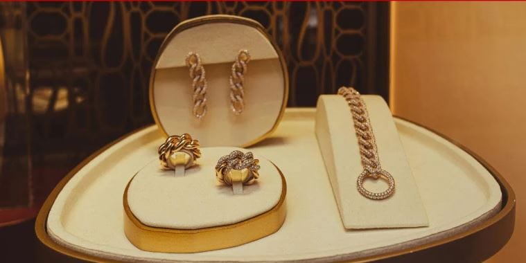 दुसरीकडे चांदीचा भावदेखील तीन लाखांच्या पुढे जाण्याची शक्यता आहे. चांदीचा भावही 20 ते 40 हजार रुपयांनी वाढण्याची शक्यता आहे. येणाऱ्या दिवसांत सोन्याचा भाव 1 लाख 85 हजार रुपयांपर्यंत वाढू शकतो, असे सांगितले जात आहे. 