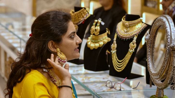 सोन्याचा  भाव कधी वाढताना दिसतोय. तर कधी सोन्याच्या भावात चांगलीच घसरण होताना पाहायला मिळतेय. 19 फेब्रुवारी रोजी पुन्हा एकदा सोन्याचा भाव वाढला आहे. सोन्यासोबतच चांदीच्या भावातही चांगलीच वाढ झाली आहे. 