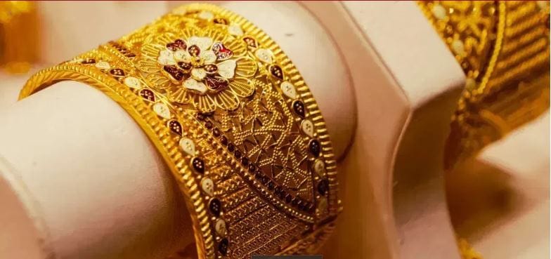 चांदीचा भावही 19 फेब्रुवारी रोजी तब्बल 8400 रुपयांनी वाढला आहे. बुधवारी 24 कॅरेट सोन्याचा भाव 151584 रुपये प्रति 10 ग्रॅम होता. हाच भाव गुरुवारी 154735 रुपयांवर पोहोचला आहे. म्हणजेच एका दिवसात सोनं तब्बल 3151 रुपयांनी वाढले आहे. 