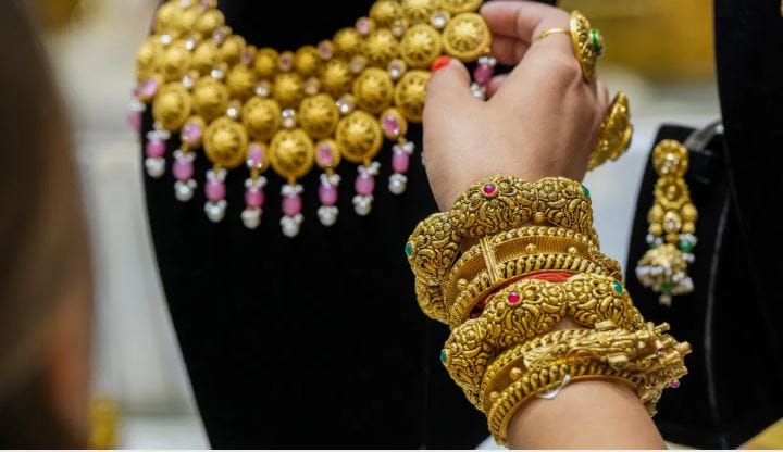 22 कॅरेट सोन्याचा भाव बुधवारी 138851 रुपये प्रति 10 ग्रॅम होता. हाच भाव 141737 रुपये प्रति 10 ग्रॅमपर्यंत वाढला आहे. म्हणजेच बुधवराच्या तुलनेत गुरुवारी सोनं 2886 रुपयांनी वाढले आहे. बुधवारी चांदीचा भाव 236798 रुपये प्रति किलो होता. गुरुवारी हाच भाव 245230 रुपये प्रति किलोवर पोहोचला. म्हणजेच चांदी एका दिवसांत 8432 रुपयांनी वाढली.