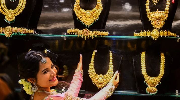 सध्या कमोडिटी मार्केटमध्ये या दोन्ही धातूंचे भाव घसरले आहेत. भू-राजकीय तणाव कमी झाल्याने नव्हे तर चीन आणि अमेरिकेत बाजार बंद असल्याने ही घसरण झाली आहे. चीनमध्ये सध्या चंद्र नववर्ष आहे. त्यामुळे येत्या 23 फेब्रुवारीपर्यंत बाजार बंद असेल. अमेरिकेत राष्ट्रपती दिवस आहे. त्यामुळेही तेथे बाजार बंद आहे. 