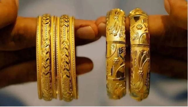 तुलनाच करायची झाल्यास शुक्रवारी सोन्याचा भाव 1,56,200 रुपये प्रति दहाग्रॅम तर सोन्याचा भाव 2,44,999 रुपये प्रति एक किलो होता. म्हणजेच शुक्रवारच्या तुलनेत सोन्याचा भाव साधारण 1,124 रुपयांनी कमी झाला आहे. चांदीचा भावही तब्बल 4,499 रुपयांनी घसरला आहे.