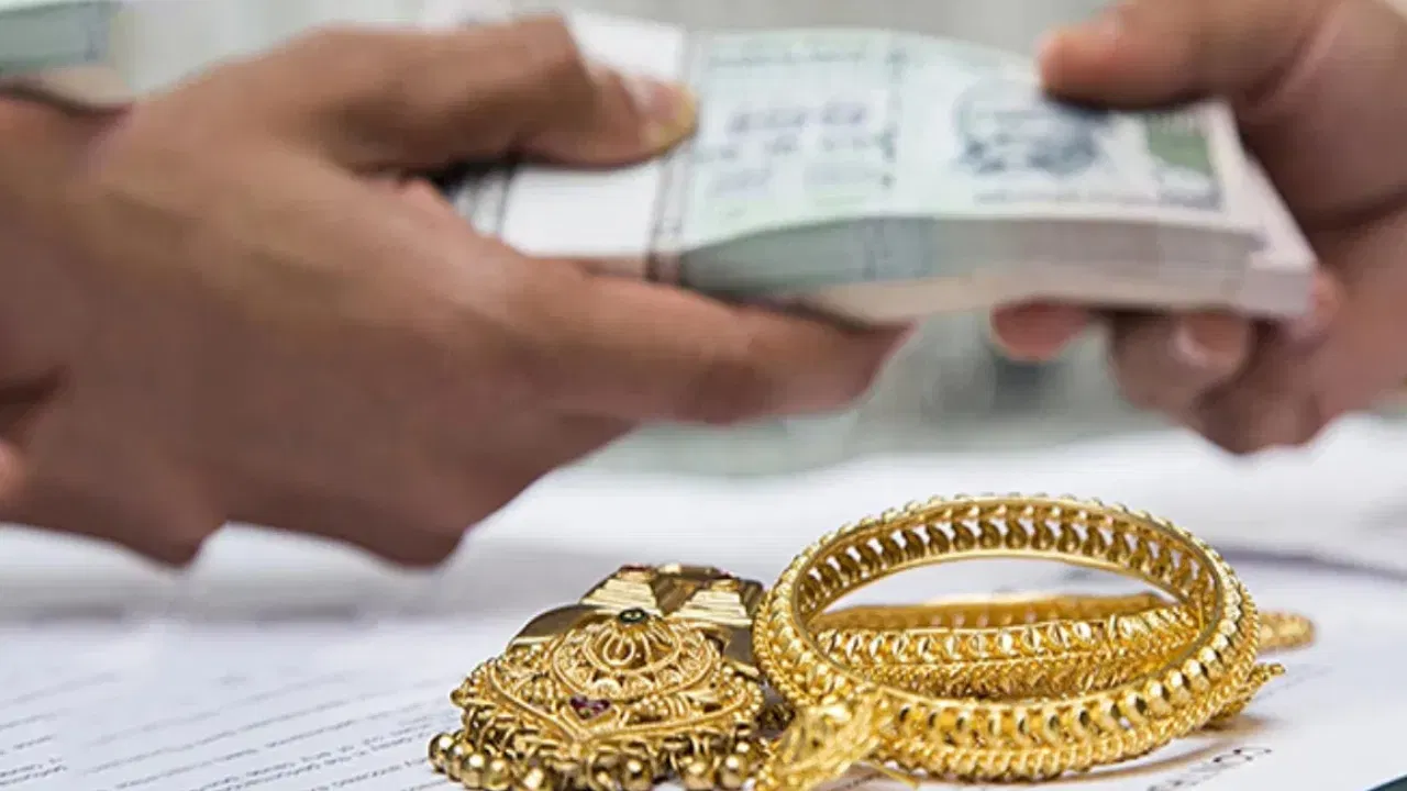 उदाहरणार्थ, १ लाख रुपयांचे कर्ज १०% व्याजदराने १२ महिन्यांसाठी घेतले तर EMI सुमारे ८,८०० ते ९,००० रुपये पडू शकते. फक्त व्याज भरायचे असेल तर दरमहा ८३०-९०० रुपये लागतात. कर्ज घेताना काही महत्त्वाच्या गोष्टी लक्षात ठेवा. क्रेडिट स्कोरची चिंता नाही, कारण हे सिक्युअर्ड लोन आहे. प्रोसेसिंग फी साधारण ०.५% ते १% असते. बिस्किट किंवा कोइन्सवर काही बँका फक्त दागिन्यांवर कर्ज देतात, त्यामुळे अटी तपासा. आणि सर्वात महत्त्वाचे, वेळेवर व्याज किंवा EMI भरले नाही तर बँक सोने लिलावात काढू शकते, म्हणून परतफेडीचे नियोजन आधीच करा.