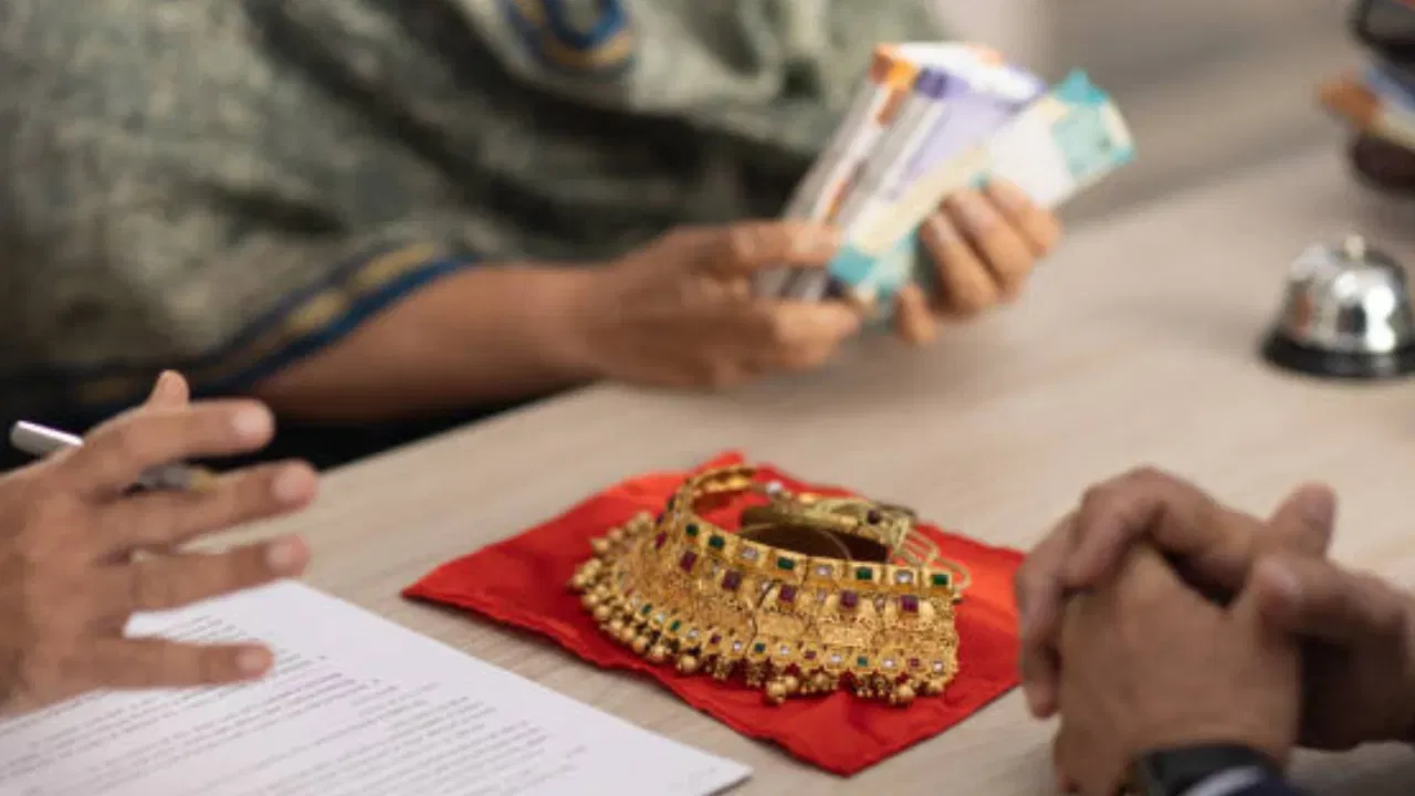 आजच्या सोन्याच्या भावामुळे १० ग्रॅम सोन्यावर ९०,००० ते १,२०,००० रुपये पर्यंत जलद, कमी कागदपत्रांसह आणि कमी व्याजात कर्ज मिळू शकते. संकटकाळी सोने गहाण ठेवणे हा स्मार्ट आणि सुरक्षित निर्णय ठरतो. गरज पडली तर जवळच्या बँकेत जाऊन आजच भाव आणि दर तपासून घ्या, कारण ते रोज बदलतात!