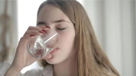 सकाळी रिकाम्या पोटी किती पाणी प्यावे? जाणून घ्या तज्ञांकडून.