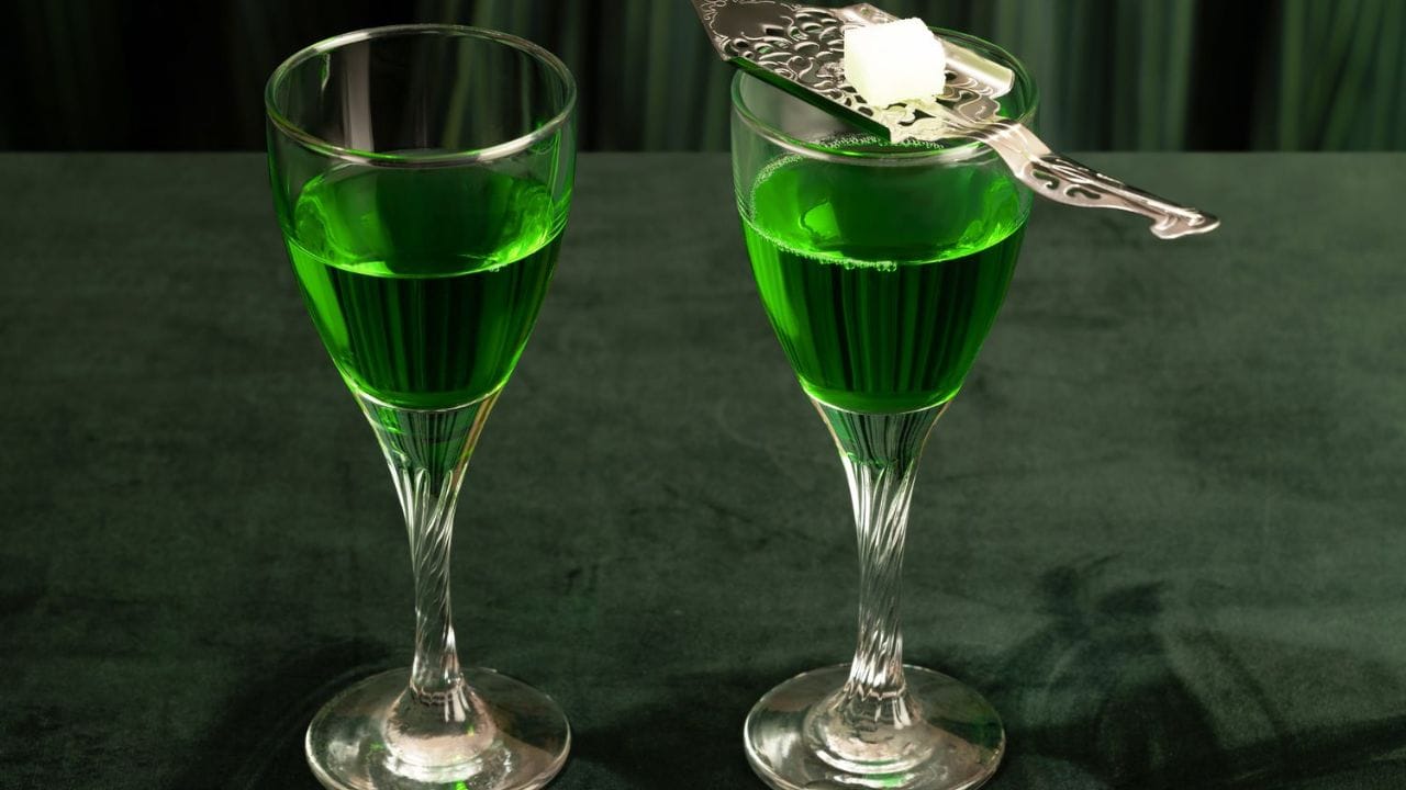 व्हिस्की आणि टकीला या मद्याहूनही कोणते मद्य स्ट्राँग असते का ? जर हा प्रश्न तुम्हाला पडला असेल तर उत्तर होय आहे. वाईन तज्ज्ञ सोनल हॉलँड यांच्या मते एक अल्कोहोल ड्रींक अशी आहे जी व्हिस्की आणि टकीला हून जास्त नशा आणते. यात अल्कोहोलचे प्रमाणच ६० ते ७५ टक्के असते. या ड्रींकचे नाव एब्सिन ( Absinthe ) आहे. काय आहे मद्य ? (Pic: Pixabay)