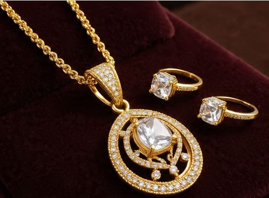 इराणध्ये एक ग्रॅम सोन्याचा भाव 183,204,921  रियाल एवढा आहे. भारतीय रुपयांत सांगायचे झाल्यास इराणमध्ये एक ग्रॅम सोन्यासाठी 3,20,728.11 रुपये द्यावे लागतात. भारतात 10 ग्रॅम 24 कॅरेट सोन्याचा भाव हा 1,75,340 रुपये आहे. म्हणजेच इराणमध्ये सोने आणि चांदीचा भाव भारताच्या तुलनेत जास्त आहे. (फोटो सौजन्य- मेटा एआय)