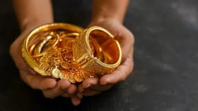 आठवड्याच्या पहिल्याच दिवशी खुशखबर ! सोनं स्वस्त, चांदीही घसरली.