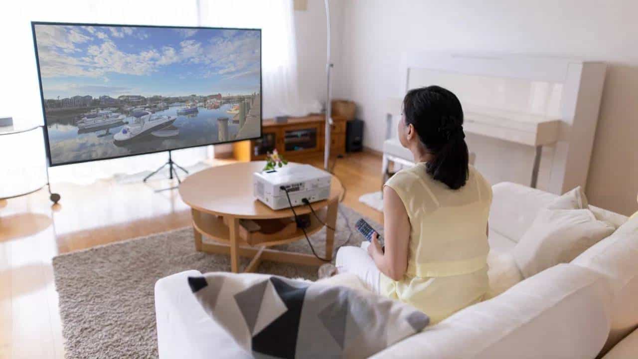 Google TV आधारित स्मार्ट प्रोजेक्टर भारतात लाँच, तुम्ही घरी बसून 300 इंचाच्या स्क्रीनवर मुव्ही पाहण्याचा घेऊ शकता आनंद