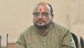 गुलाबराव पाटलांची बायको गुलाबरावांसोबत गाडीत दिसली.. मायचा लाल असेल तर.