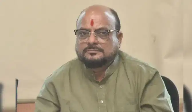 गुलाबराव पाटलांची बायको गुलाबरावांसोबत गाडीत दिसली... मायचा लाल असेल तर सांगावं; गुलाबराव पाटील यांच्या कोपरखळ्या